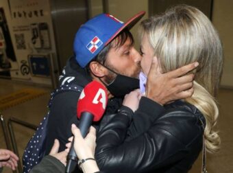 Survivor 5: Γύρισε στην Ελλάδα ο Γιάννης Τσολάκης – Το παθιασμένο φιλί στη σύντροφό του – Survivor
