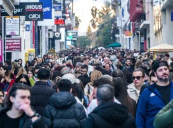 Εκτός ελέγχου το «κοκτέιλ» κορωνοϊού και γρίπης: Ραγδαία αύξηση κρουσμάτων – Ξεπουλάνε τα rapid tests και οι μάσκες (video)