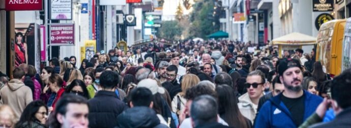 Εκτός ελέγχου το «κοκτέιλ» κορωνοϊού και γρίπης: Ραγδαία αύξηση κρουσμάτων – Ξεπουλάνε τα rapid tests και οι μάσκες (video)