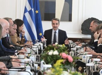 Πολιτική αναμπουμπούλα για τα ομόφυλα ζευγάρια: Η «ομάδα κρούσης» και το «φροντιστήριο» στους γαλάζιους βουλευτές