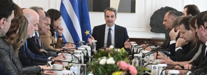 Πολιτική αναμπουμπούλα για τα ομόφυλα ζευγάρια: Η «ομάδα κρούσης» και το «φροντιστήριο» στους γαλάζιους βουλευτές