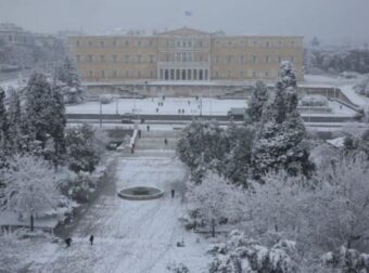 24ωρη λευκή καταιγίδα από τα Μερομήνια – Η μόνη μέρα του χειμώνα που θα δει χιόνι το Σύνταγμα