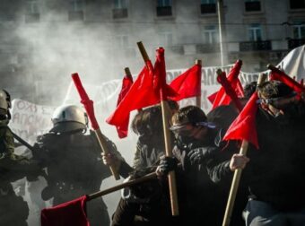 Πεδίο μάχης το κέντρο της Αθήνας: Ένταση στο πανεκπαιδευτικό συλλαλητήριο – Επεισόδια στο Σύνταγμα, πετροπόλεμος στο Πολυτεχνείο