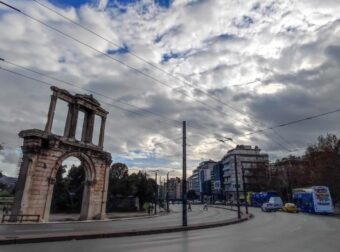 Καιρός σήμερα 4/2: Μικρή άνοδος της θερμοκρασίας με αραιές νεφώσεις στην Αττική – Αναλυτική πρόγνωση