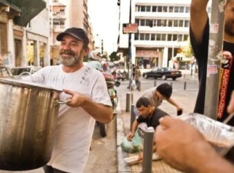 Κωνσταντίνος Πολυχρονόπουλος: Μαρτυρίες καίνε τον «Άλλο Άνθρωπο» – «Έπαιρνε τα βρεφικά είδη από τις δωρεές και τα πουλούσε σε μίνι μάρκετ Πακιστανών» (video)