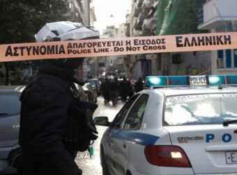 Θρίλερ στα Εξάρχεια: Γυναίκα βρέθηκε νεκρή με πληροφορίες για διπλή απόπειρα – Το τηλεφώνημα του συζύγου της στην ΕΛ.ΑΣ.