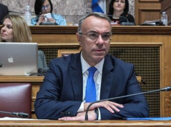 Χρήστος Σταϊκούρας: «Σε 2 χρόνια η αποκατάσταση του σιδηροδρόμου» – Οι υποσχέσεις του υπουργού Μεταφορών έναν χρόνο μετά την τραγωδία των Τεμπών