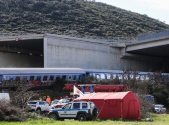 Τραγωδία στα Τέμπη: Ούτε μία ούτε δύο, αλλά 20 ελλείψεις οδήγησαν στο δυστύχημα – Οι ευθύνες και η εικόνα που δείχνει πώς κονιορτοποιήθηκαν τα βαγόνια