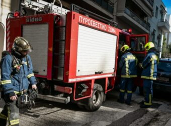 Φωτιά ξέσπασε σε διαμέρισμα στα Πατήσια – 15 πυροσβέστες με ειδικό κλιμακοφόρο στο σημείο