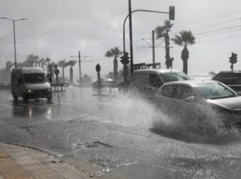 Κίνηση τώρα: Προβλήματα για τους οδηγούς στη Λεωφόρο Ποσειδώνος προς Πειραιά λόγω συσσώρευσης υδάτων