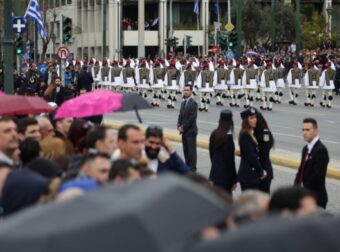 Καιρός σήμερα 25/03: Χωρισμένη στα δύο η Ελλάδα – Πού θα γίνουν παρελάσεις με ομπρέλες, πώς θα κινηθεί το σύστημα «Π» (video)