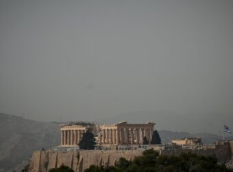 Καιρός σήμερα 2/4: Συνεχίζεται το καλοκαίρι με αβέρτα 30άρια και «πέπλο» αφρικανικής σκόνης (video)