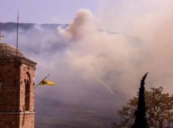 Φωτιά στα Πιέρια Όρη: Δραματικές στιγμές για 3η συνεχή μέρα – Εκκενώνεται το καταφύγιο «Σαρακατσάνα» (video)