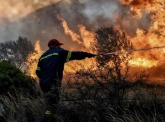 Συναγερμός στην Πυροσβεστική – Φωτιά στα Καμένα Βούρλα