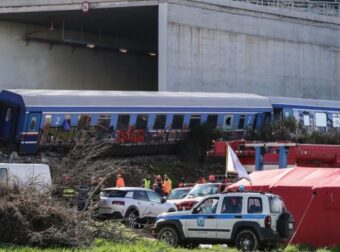 Τέμπη: Αποκαλύψεις πραγματογνώμονα στη δίκη – «Κενό 10 λεπτών σε συνομιλίες, αφότου το τρένο έφυγε από τη Λάρισα» (video)