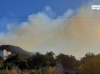 Φωτιά στο Λασίθι: Καίγονται τα πρώτα σπίτια – Τραυματίστηκε 74χρονος (video)