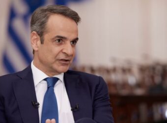 Μητσοτάκης από Βαρσοβία: «Πρέπει να προστατεύσουμε τα σύνορά μας» – Κοινές δηλώσεις με τον Ντόναλντ Τούσκ