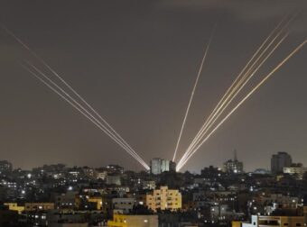 Ώρα μηδέν στη Μέση Ανατολή: Μπαράζ επιθέσεων του Ιράν στο Ισραήλ παρέα με Χεζμπολάχ και Χούθι – Καλεί τους G7 ο Μπάιντεν, πανηγυρίζει ο Νετανιάχου κι έκτακτο ΚΥΣΕΑ με επιστροφή Δένδια από ΗΠΑ