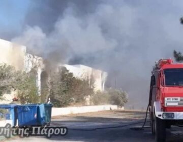 Πύρινη κόλαση σε εργοστάσιο με ξύλινα κουφώματα στην Πάρο – Αναφορές για εκρήξεις