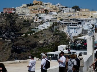 «SOS» με τον υπερτουρισμό στην Σαντορίνη: «Στο όριο της ασφυξίας το πιο ινσταγκραμικό νησί της Ελλάδας»