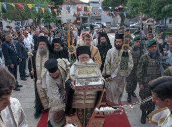 Δέος στον Βόλο: Υποδέχθηκαν το άφθαρτο χέρι της Μαρίας της Μαγδαληνής – Πλήθος κόσμου για προσκύνημα