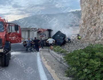 Τραγωδία στην Ε.Ο. Λάρισας – Κοζάνης: Νταλίκα έχασε τον έλεγχο, έπεσε σε βράχο και πήρε φωτιά – Νεκρός ο οδηγός (video)