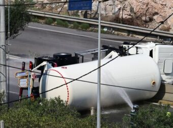 Τρόμος στο Σχιστό: Εκκενώνεται η δομή μεταναστών μετά την ανατροπή βυτιοφόρου που μετέφερε υγραέριο