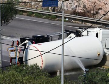 Τρόμος στο Σχιστό: Εκκενώνεται η δομή μεταναστών μετά την ανατροπή βυτιοφόρου που μετέφερε υγραέριο