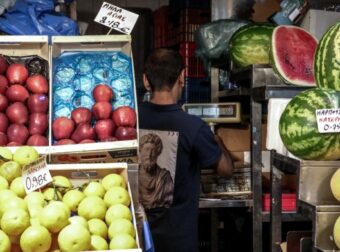 Η ακρίβεια «τσακίζει» τα νοικοκυριά – Σε απόγνωση με τις τιμές σε φρούτα και λαχανικά